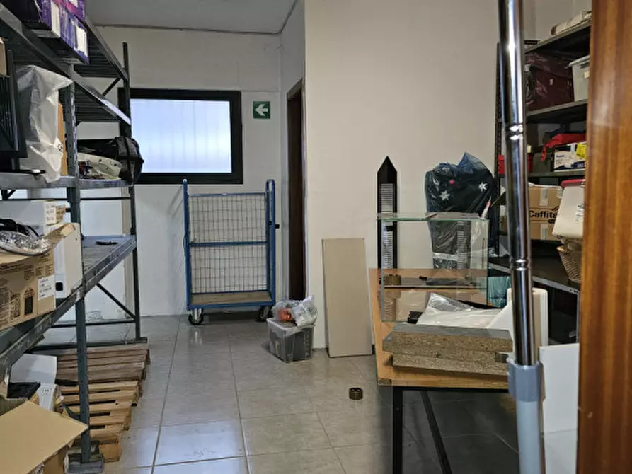 Immagine 2 di Magazzino in vendita  in VIALE DEL SOLE a Vicenza