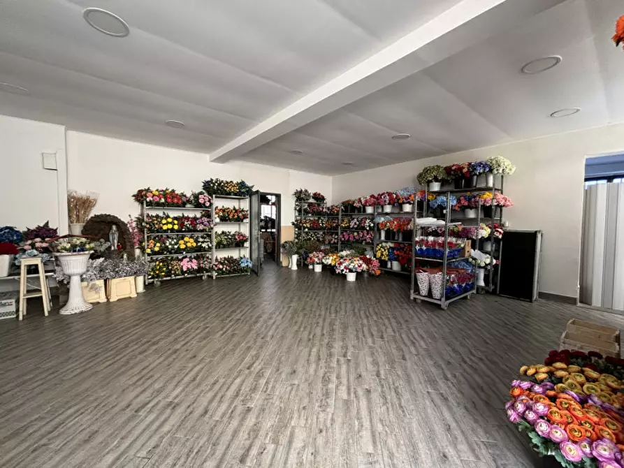 Immagine 1 di Negozio in vendita  in via del cimitero a Torre Del Greco