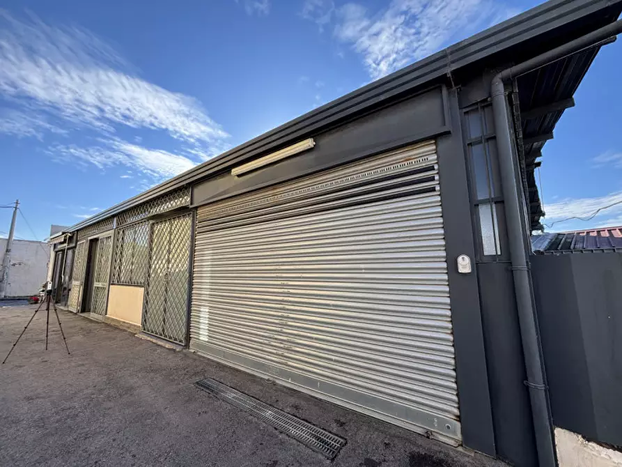 Immagine 2 di Negozio in vendita  in via del cimitero a Torre Del Greco