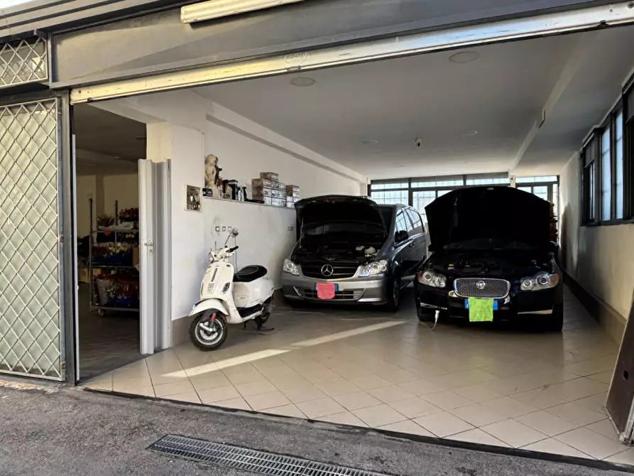 Immagine 6 di Negozio in vendita  in via del cimitero a Torre Del Greco