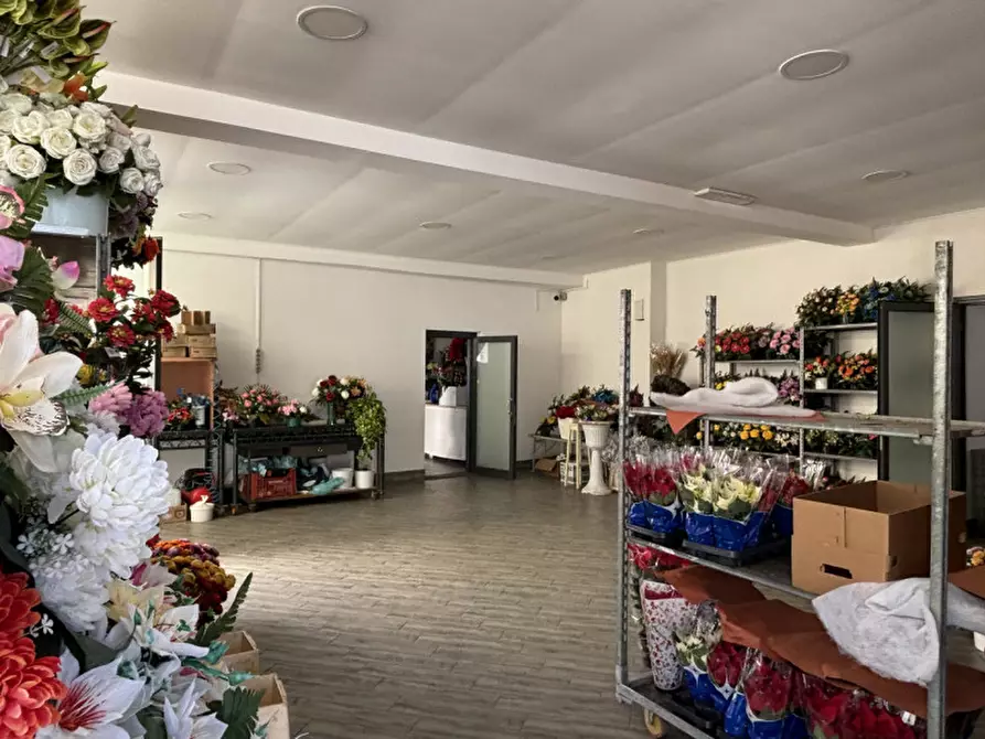 Immagine 7 di Negozio in vendita  in via del cimitero a Torre Del Greco