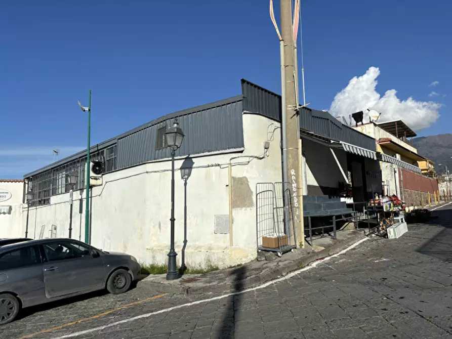 Immagine 8 di Negozio in vendita  in via del cimitero a Torre Del Greco