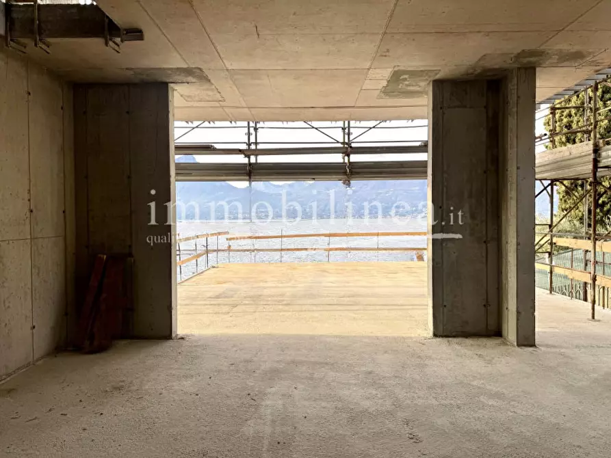 Immagine 12 di Appartamento in vendita  a Torri Del Benaco