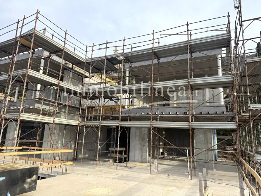 Immagine 17 di Appartamento in vendita  a Torri Del Benaco