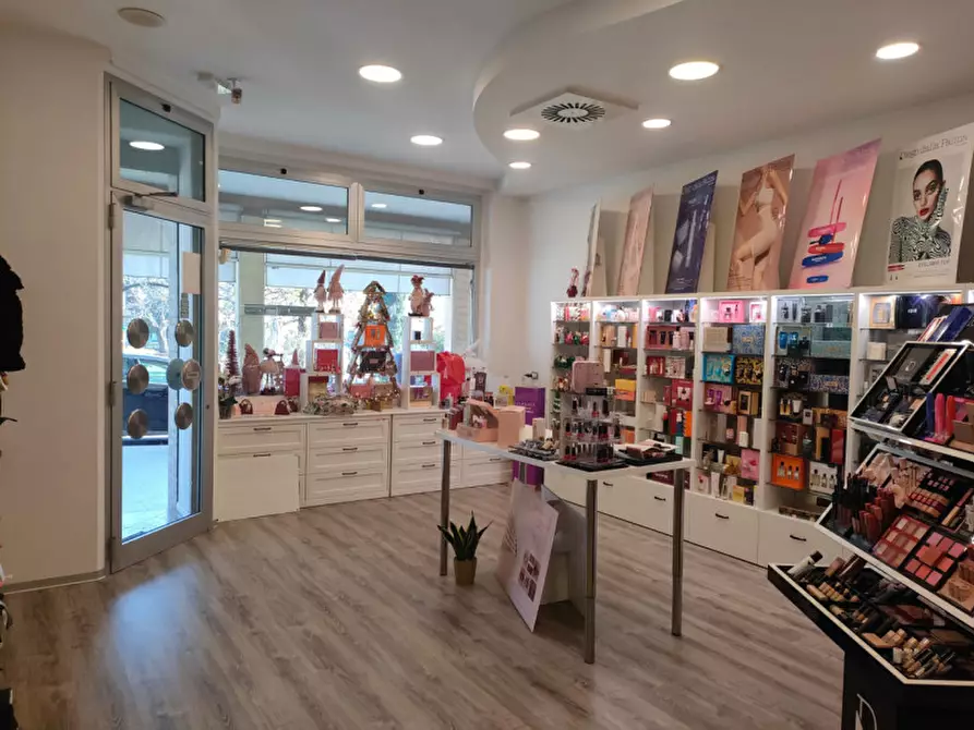 Immagine 1 di Negozio in affitto  in piazza mazzini a Trissino