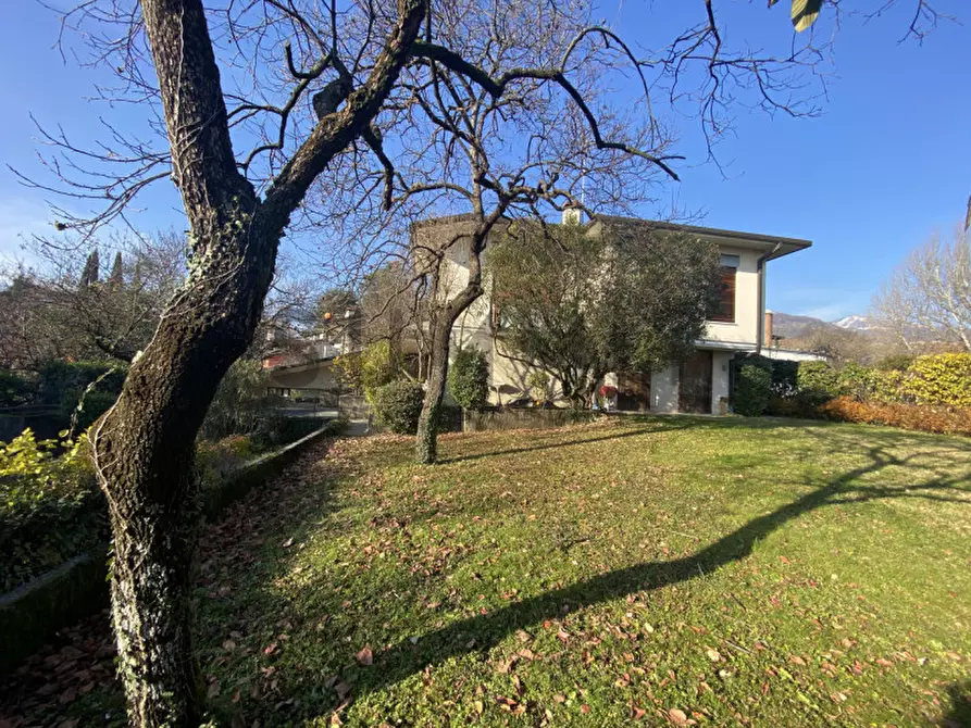 Immagine 1 di Villa in vendita  in schio centro a Schio
