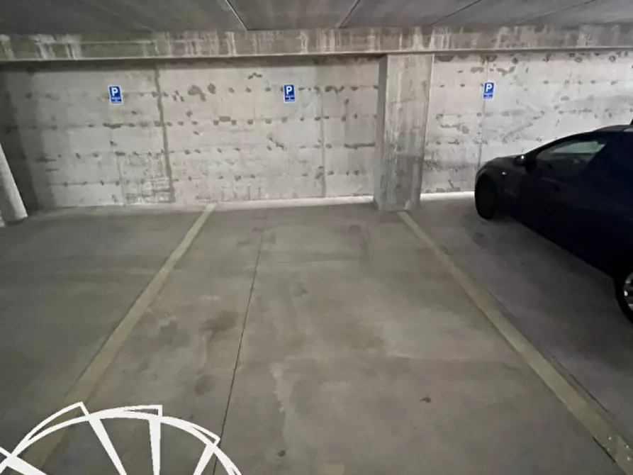 Immagine 8 di Posto auto in affitto  a Prato