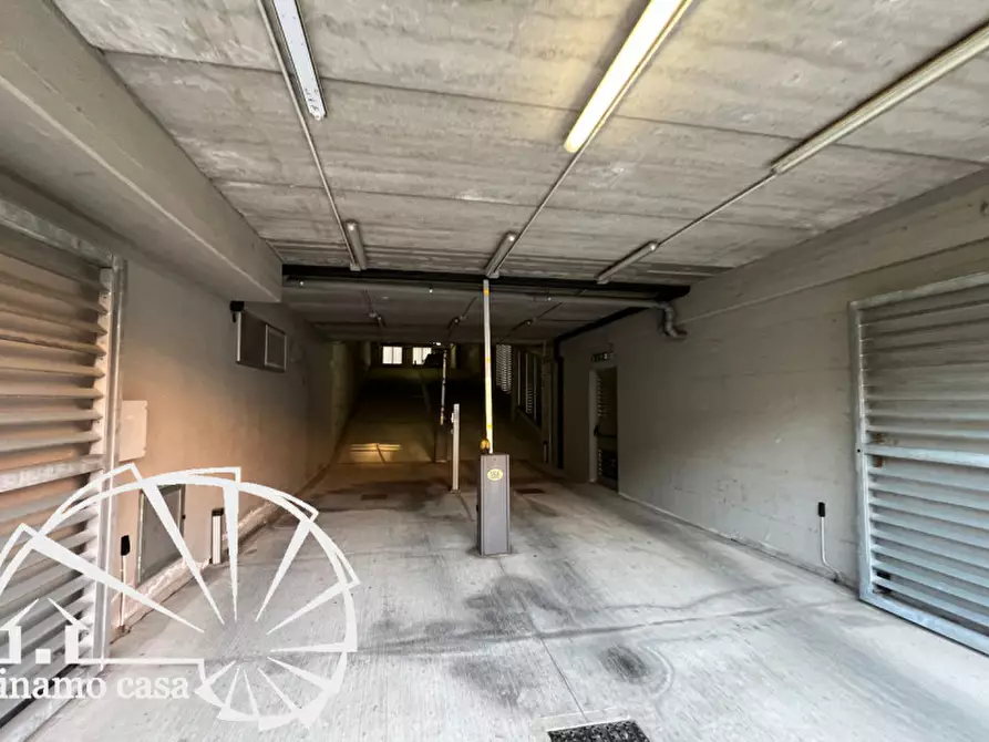 Immagine 11 di Posto auto in affitto  a Prato