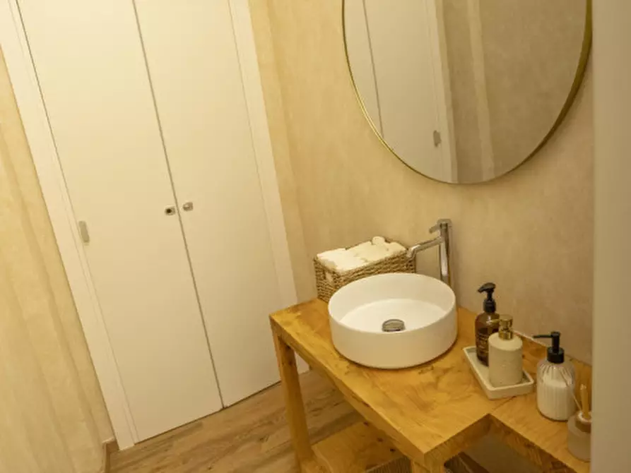 Immagine 8 di Negozio in affitto  in via Matteo Pescatore 7 a Torino