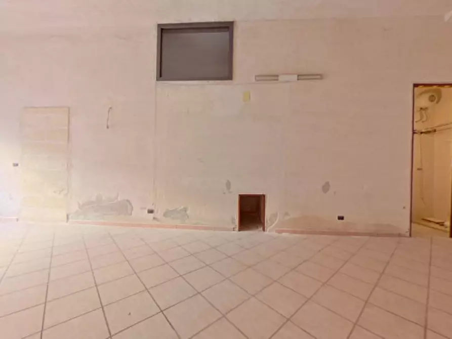 Immagine 5 di Magazzino in vendita  a Fasano