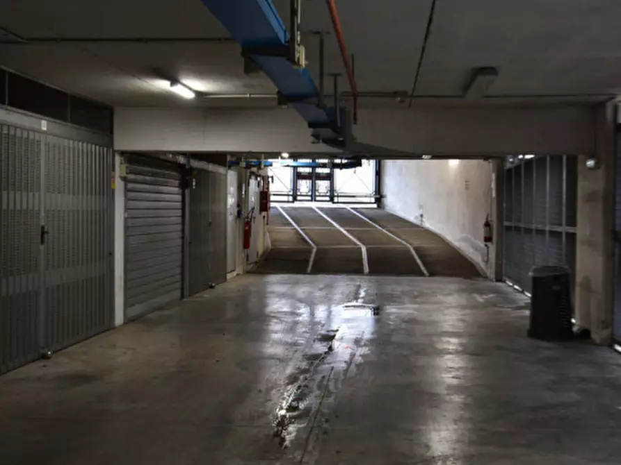 Immagine 2 di Garage in vendita  in Via Michele Carcani a Roma