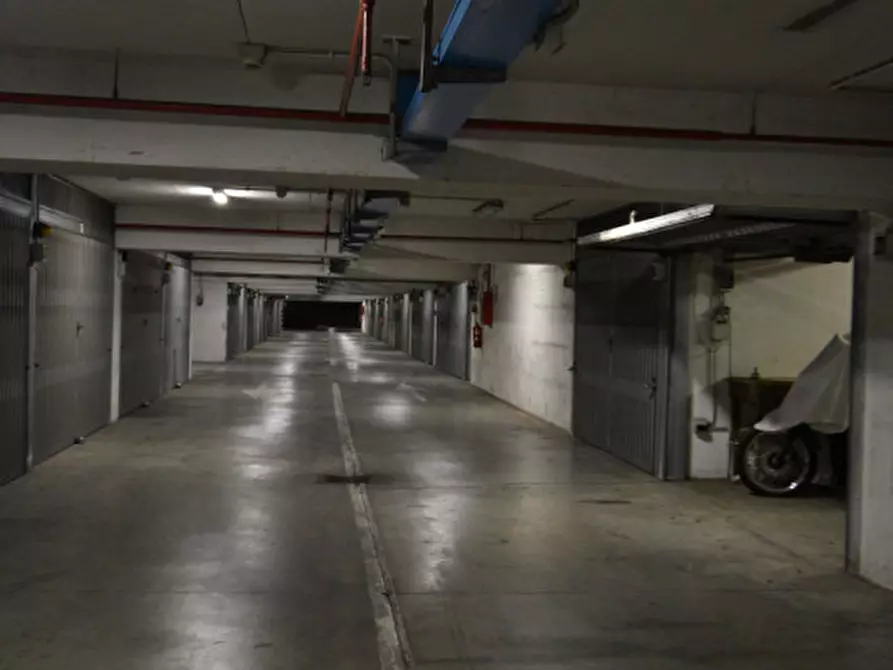 Immagine 3 di Garage in vendita  in Via Michele Carcani a Roma