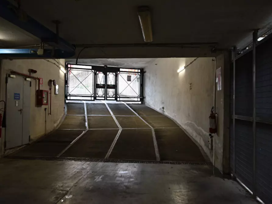 Immagine 6 di Garage in vendita  in Via Michele Carcani a Roma