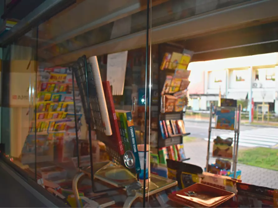 Immagine 21 di Attività commerciale in vendita  in via De Chirico a Parma