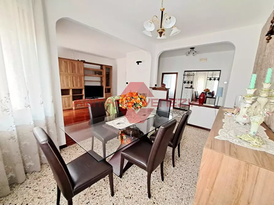 Immagine 4 di Appartamento in vendita  in Riviera San Nicolò 20 a Venezia