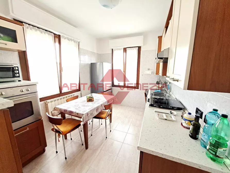 Immagine 13 di Appartamento in vendita  in Riviera San Nicolò 20 a Venezia