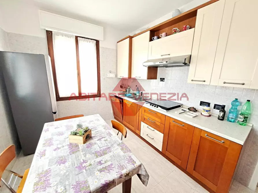 Immagine 14 di Appartamento in vendita  in Riviera San Nicolò 20 a Venezia