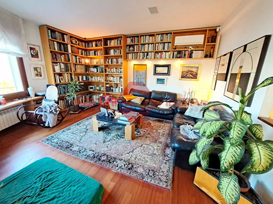 Immagine 8 di Appartamento in vendita  in riviera santa maria elisabetta a Venezia