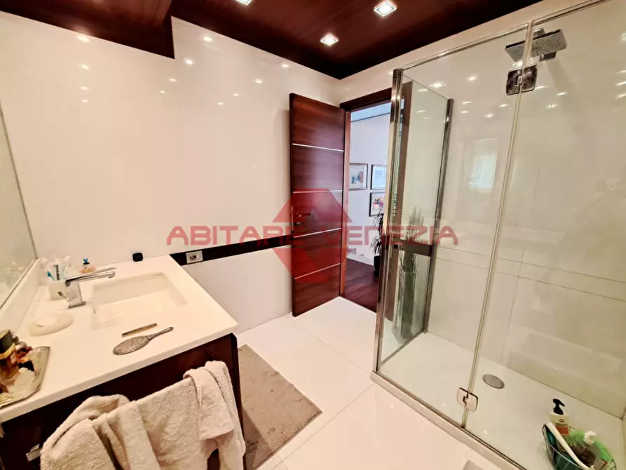 Immagine 22 di Appartamento in vendita  in riviera santa maria elisabetta a Venezia