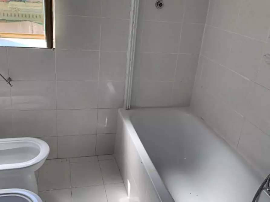 Immagine 9 di Camera in affitto  in Largo S.s. Apostoli a Napoli