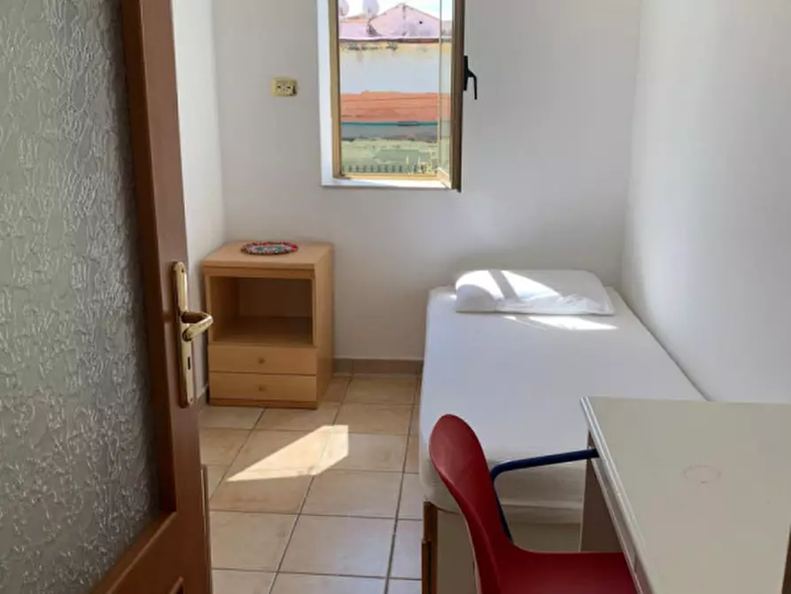 Immagine 29 di Camera in affitto  in Largo S.s. Apostoli a Napoli
