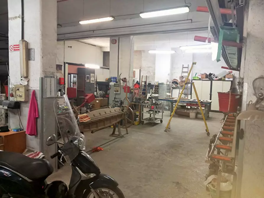 Immagine 12 di Magazzino in vendita  in Via Ammiraglio Rizzo a Palermo
