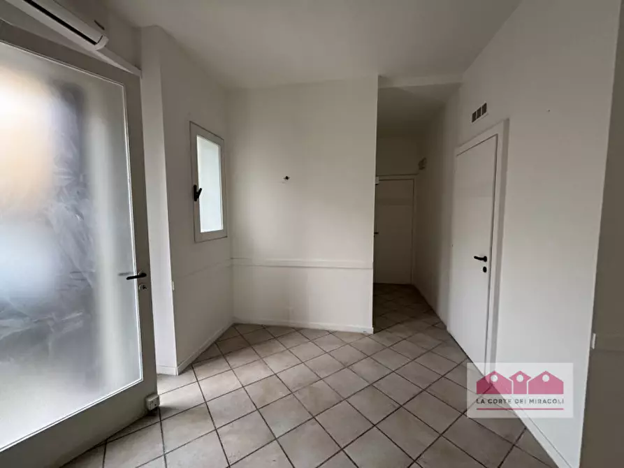 Immagine 13 di Attività commerciale in affitto  in via quattro novembre a Vicenza