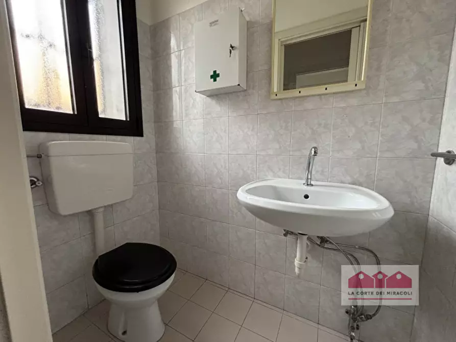 Immagine 14 di Attività commerciale in affitto  in via quattro novembre a Vicenza