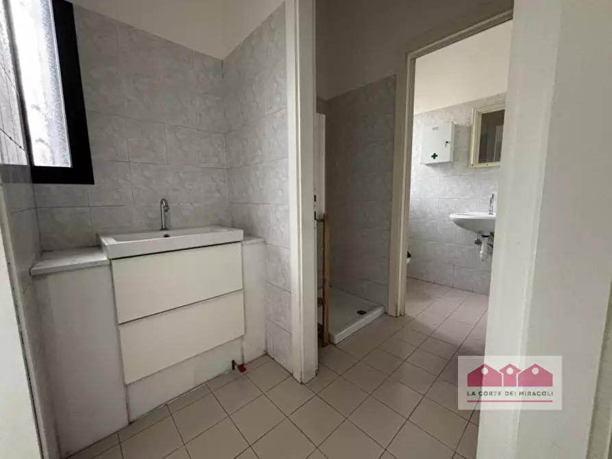 Immagine 17 di Attività commerciale in affitto  in via quattro novembre a Vicenza