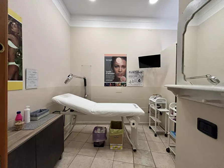 Immagine 3 di Attività commerciale in vendita  in VIA NAZIONALE a Torre Del Greco