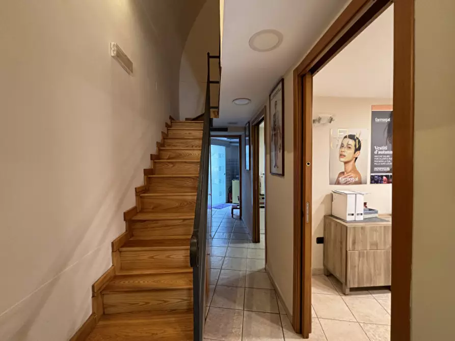 Immagine 4 di Attività commerciale in vendita  in VIA NAZIONALE a Torre Del Greco