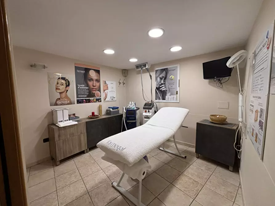 Immagine 5 di Attività commerciale in vendita  in VIA NAZIONALE a Torre Del Greco