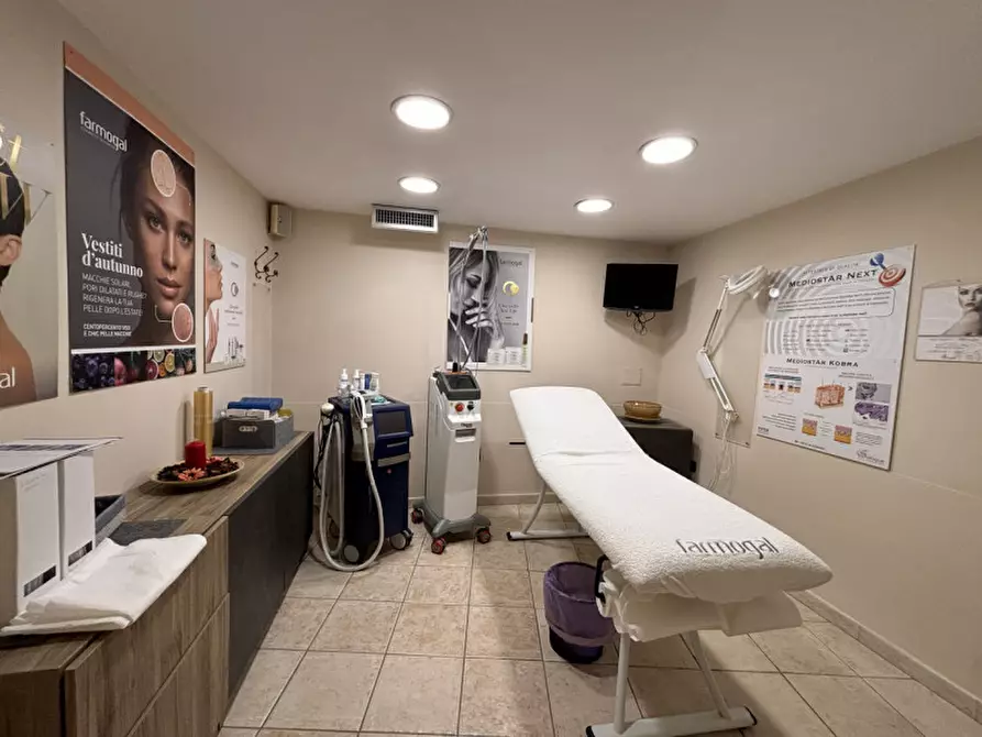 Immagine 6 di Attività commerciale in vendita  in VIA NAZIONALE a Torre Del Greco