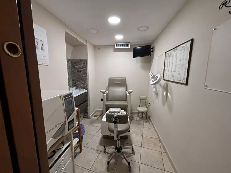 Immagine 7 di Attività commerciale in vendita  in VIA NAZIONALE a Torre Del Greco