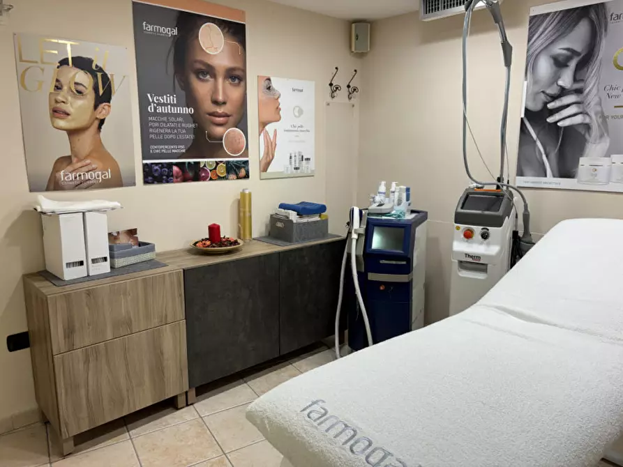 Immagine 9 di Attività commerciale in vendita  in VIA NAZIONALE a Torre Del Greco