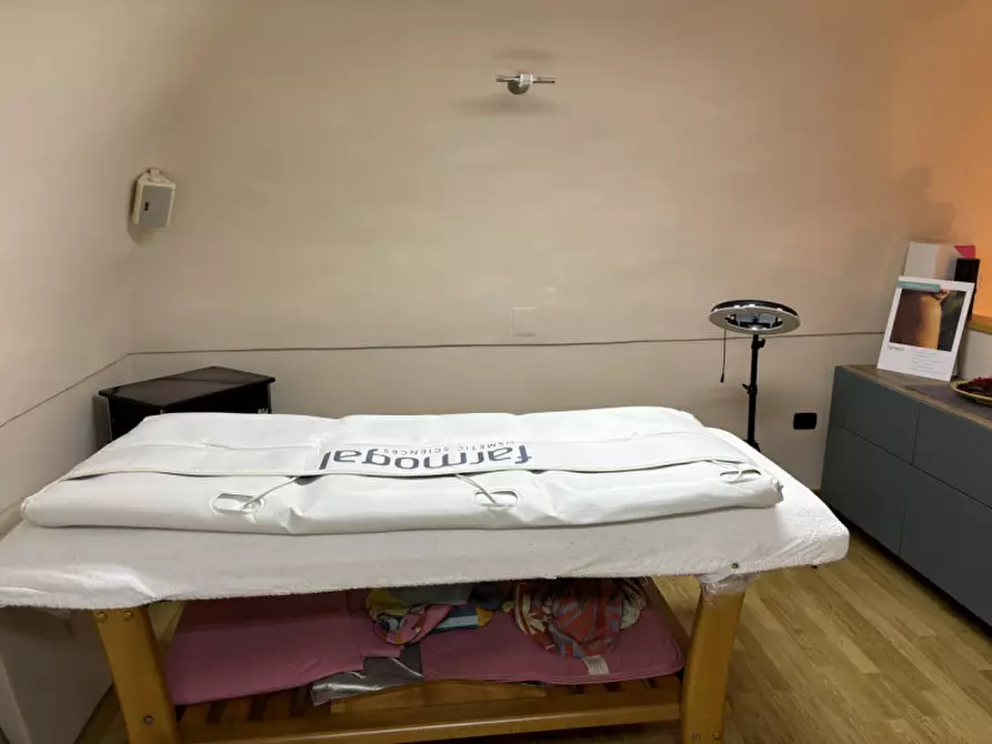 Immagine 10 di Attività commerciale in vendita  in VIA NAZIONALE a Torre Del Greco