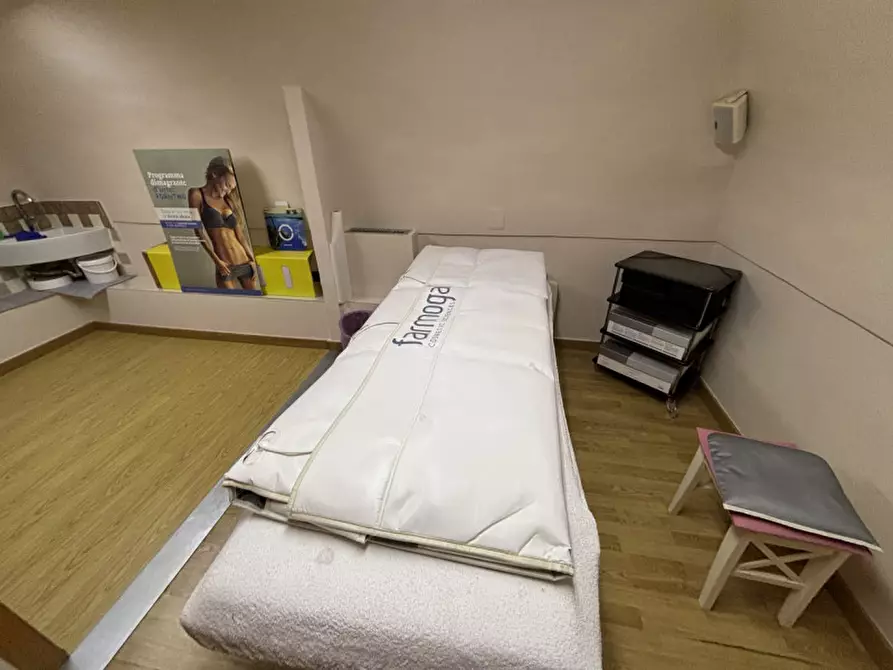 Immagine 13 di Attività commerciale in vendita  in VIA NAZIONALE a Torre Del Greco