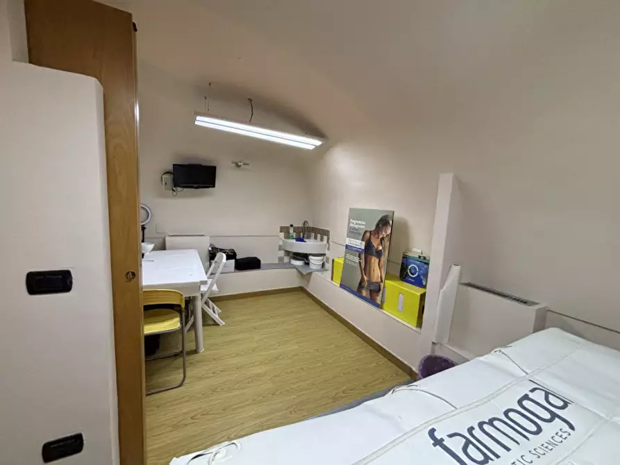 Immagine 16 di Attività commerciale in vendita  in VIA NAZIONALE a Torre Del Greco