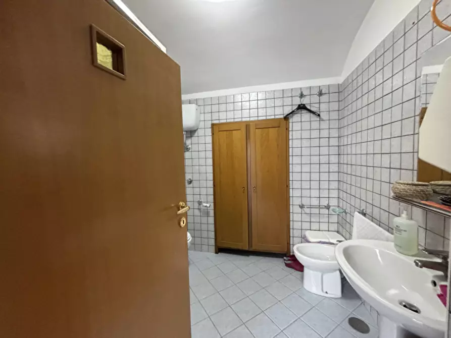 Immagine 17 di Attività commerciale in vendita  in VIA NAZIONALE a Torre Del Greco