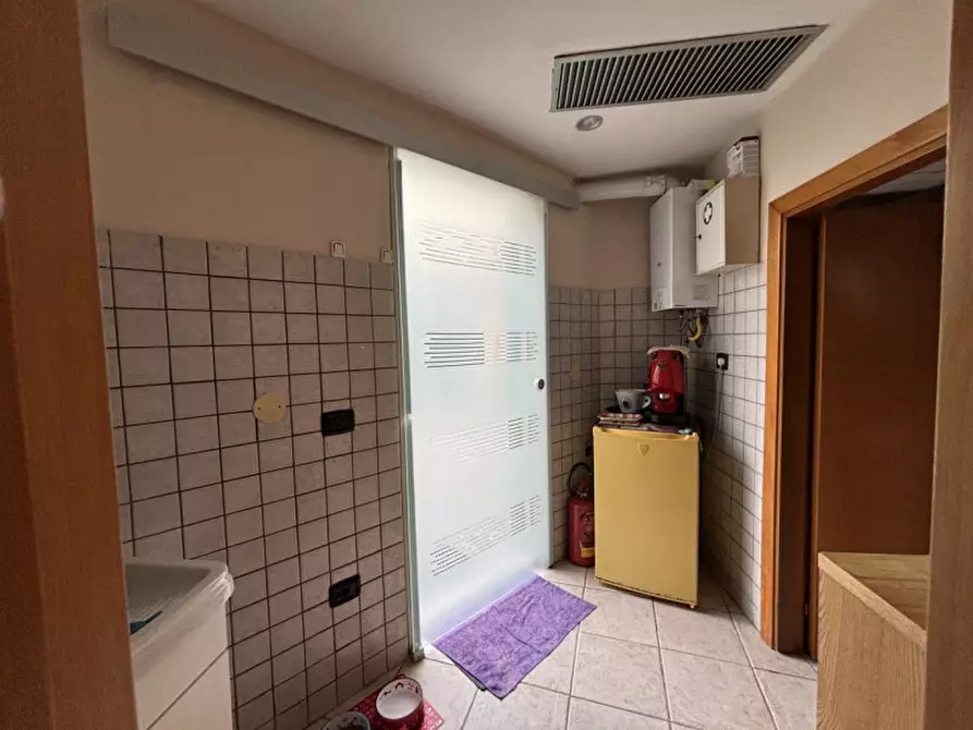 Immagine 18 di Attività commerciale in vendita  in VIA NAZIONALE a Torre Del Greco