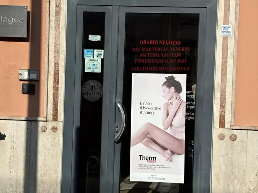 Immagine 19 di Attività commerciale in vendita  in VIA NAZIONALE a Torre Del Greco