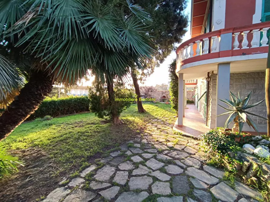 Immagine 3 di Villa in vendita  in CORSO MAZZINI a San Remo
