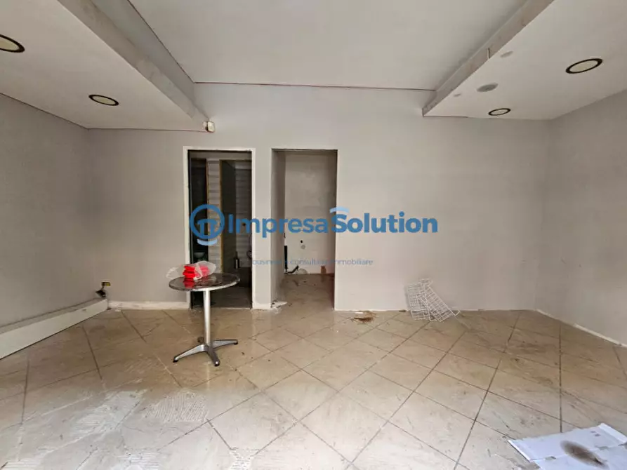 Immagine 7 di Negozio in vendita  in Via Federico II a Napoli