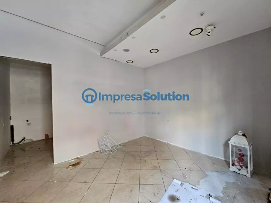 Immagine 10 di Negozio in vendita  in Via Federico II a Napoli