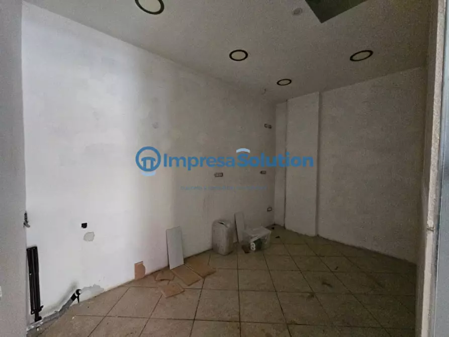 Immagine 12 di Negozio in vendita  in Via Federico II a Napoli