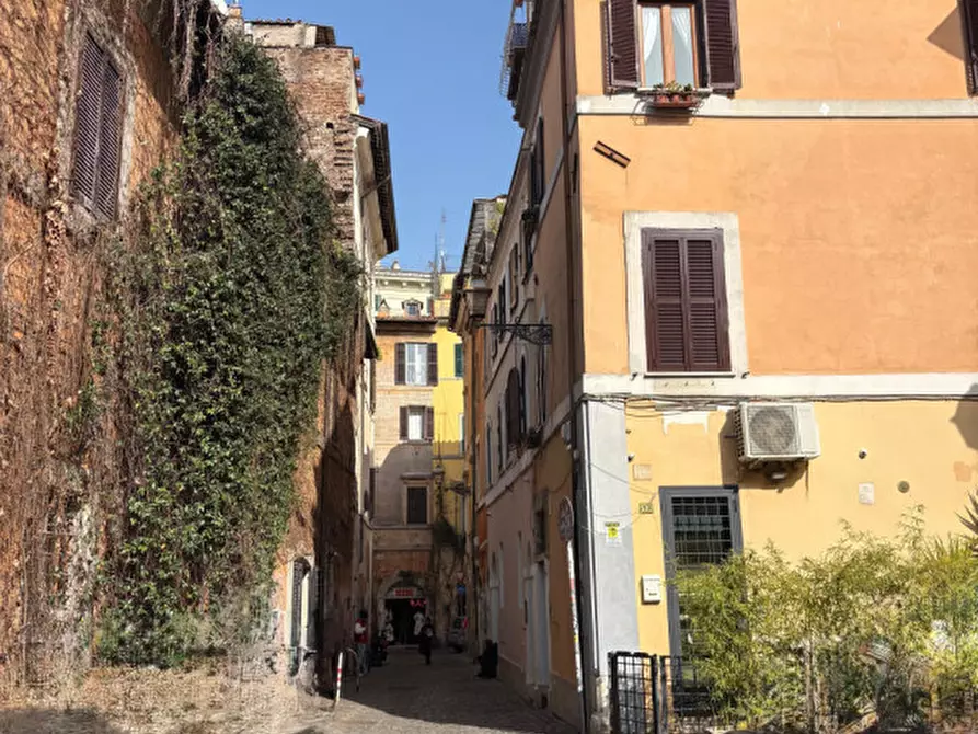 Immagine 3 di Appartamento in vendita  in piazza de' renzi a Roma