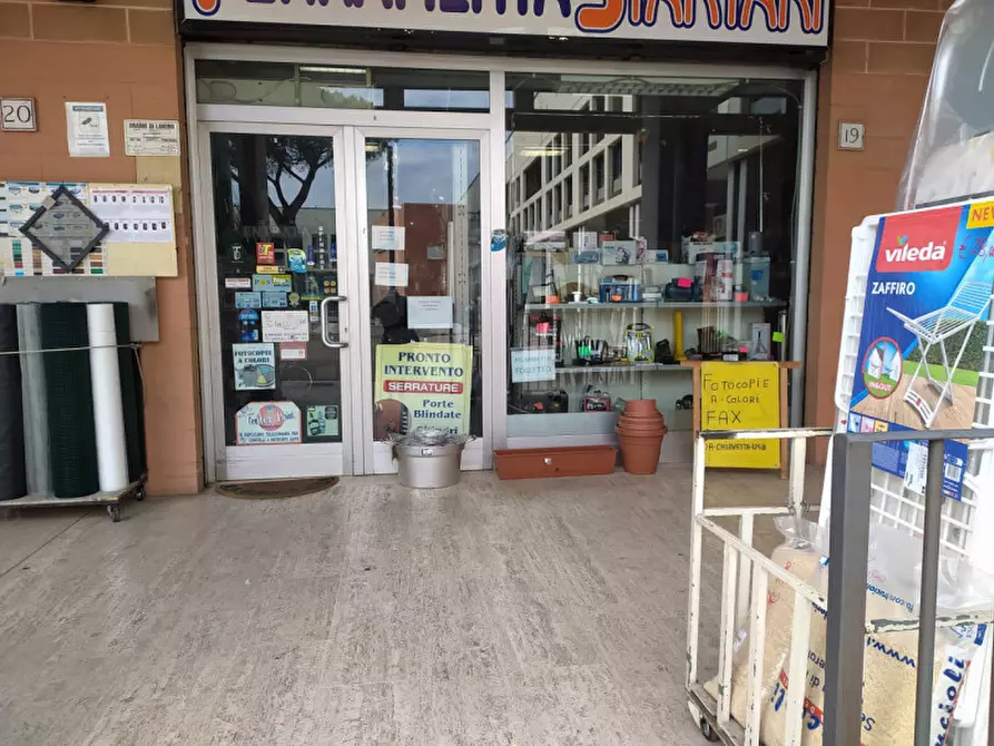 Immagine 1 di Attività commerciale in vendita  in Largo Capelvenere a Roma
