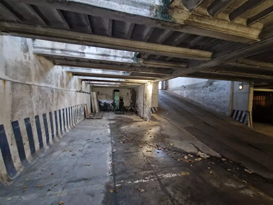 Immagine 5 di Posto auto in vendita  a Padova