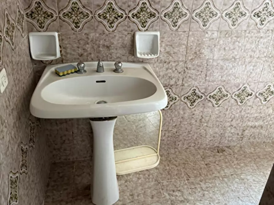 Immagine 8 di Negozio in vendita  in Via Salerno a Ceglie Messapico