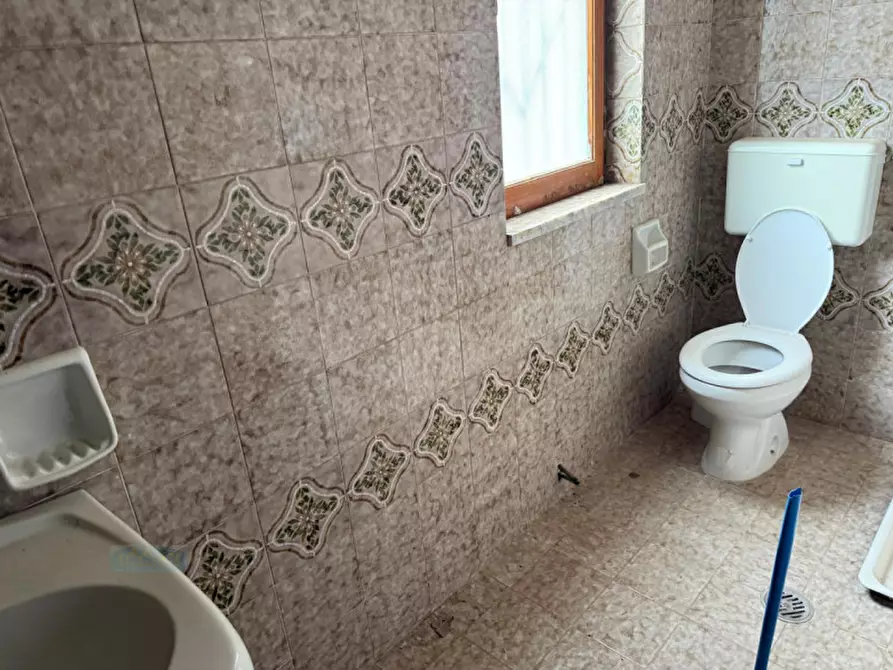 Immagine 9 di Negozio in vendita  in Via Salerno a Ceglie Messapico